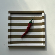 Afbeelding in Gallery-weergave laden, Schilderij met 3D object - Chilipeper/ streep groen