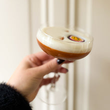 Afbeelding in Gallery-weergave laden, Workshop (cocktail) kaarsen maken (TRY-OUT) | 14 september 14:00 - Espresso Martini-kaars/ Pornstar Martini-kaars