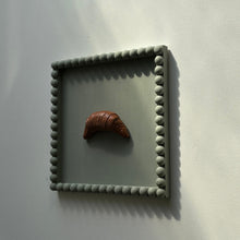 Afbeelding in Gallery-weergave laden, Schilderij met 3D object - Croissant/ sage groen