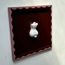 Afbeelding in Gallery-weergave laden, Schilderij met 3D object - Torso/ Golfpatroon