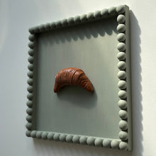 Afbeelding in Gallery-weergave laden, Schilderij met 3D object - Croissant/ sage groen