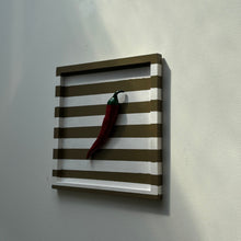 Afbeelding in Gallery-weergave laden, Schilderij met 3D object - Chilipeper/ streep groen