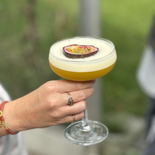 Load image into Gallery viewer, Workshop (cocktail) kaarsen maken | Zondag 4 oktober 2026 - 15:00 | Espresso Martini-kaars/ Pornstar Martini-kaars