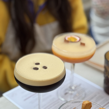 Afbeelding in Gallery-weergave laden, Workshop (cocktail) kaarsen maken | zondag 16 februari - 14:00 | Espresso Martini-kaars/ Pornstar Martini-kaars