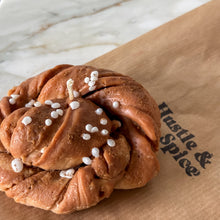 Afbeelding in Gallery-weergave laden, Kanelbulle kaars (Cinnamon roll)