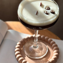 Afbeelding in Gallery-weergave laden, DIY-pakket Pornstar Martini/ Espresso Martini kaars - Online workshop cocktail kaars maken