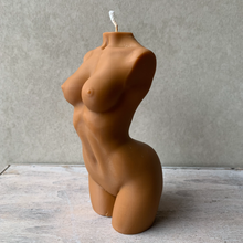 Afbeelding in Gallery-weergave laden, Torso kaars vrouw L | Toffee
