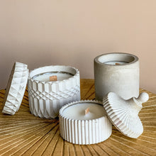 Afbeelding in Gallery-weergave laden, Geurkaars in beton | Amber & Rose of Wild Fig & Coconut
