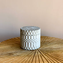 Afbeelding in Gallery-weergave laden, Geurkaars in beton | Amber & Rose of Wild Fig & Coconut