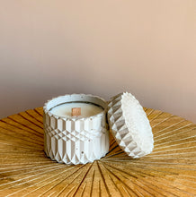 Afbeelding in Gallery-weergave laden, Geurkaars in beton | Amber & Rose of Wild Fig & Coconut
