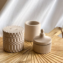 Afbeelding in Gallery-weergave laden, Geurkaars in beton | Amber & Rose of Wild Fig & Coconut