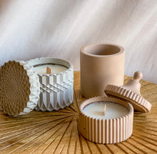 Afbeelding in Gallery-weergave laden, Geurkaars Tajine | Amber & Rose of Wild Fig & Coconut