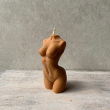 Afbeelding in Gallery-weergave laden, Torso kaars vrouw S | Toffee