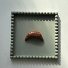 Afbeelding in Gallery-weergave laden, Schilderij met 3D object - Croissant/ sage groen

