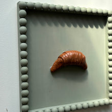Afbeelding in Gallery-weergave laden, Schilderij met 3D object - Croissant/ sage groen
