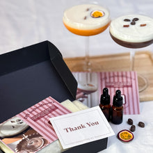 Afbeelding in Gallery-weergave laden, DIY-pakket Pornstar Martini/ Espresso Martini kaars - Online workshop cocktail kaars maken
