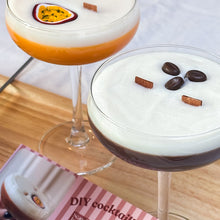 Afbeelding in Gallery-weergave laden, DIY-pakket Pornstar Martini/ Espresso Martini kaars - Online workshop cocktail kaars maken
