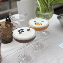 Afbeelding in Gallery-weergave laden, Workshop (cocktail) kaarsen maken | Zondag 21 december- 14:15 | Espresso Martini-kaars/ Pornstar Martini-kaars

