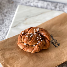 Afbeelding in Gallery-weergave laden, Kanelbulle kaars (Cinnamon roll)

