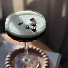 Load image into Gallery viewer, Espresso Martini kaars
