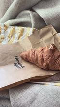 Video laden en afspelen in Gallery-weergave, Croissant kaars
