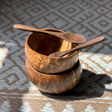 Afbeelding in Gallery-weergave laden, Coconut bowls - set met twee lepels
