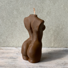 Afbeelding in Gallery-weergave laden, Torso kaars vrouw L | Cacao
