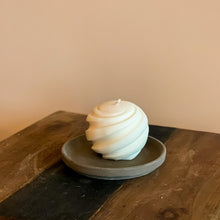 Load image into Gallery viewer, Swirl candle
